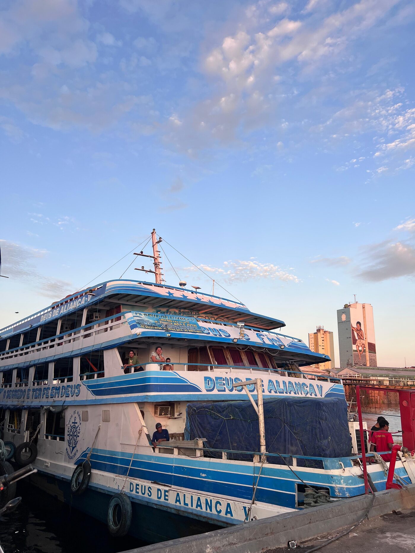 Embarcação Deus de Aliança atracada no porto