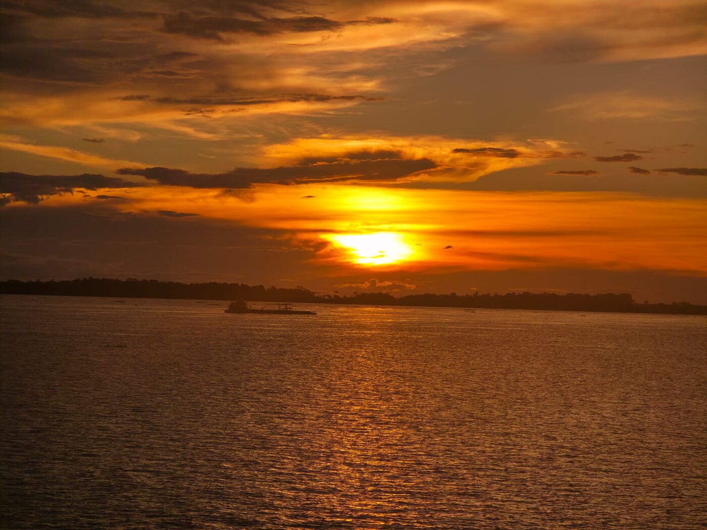Pôr do sol sobre o rio Solimões