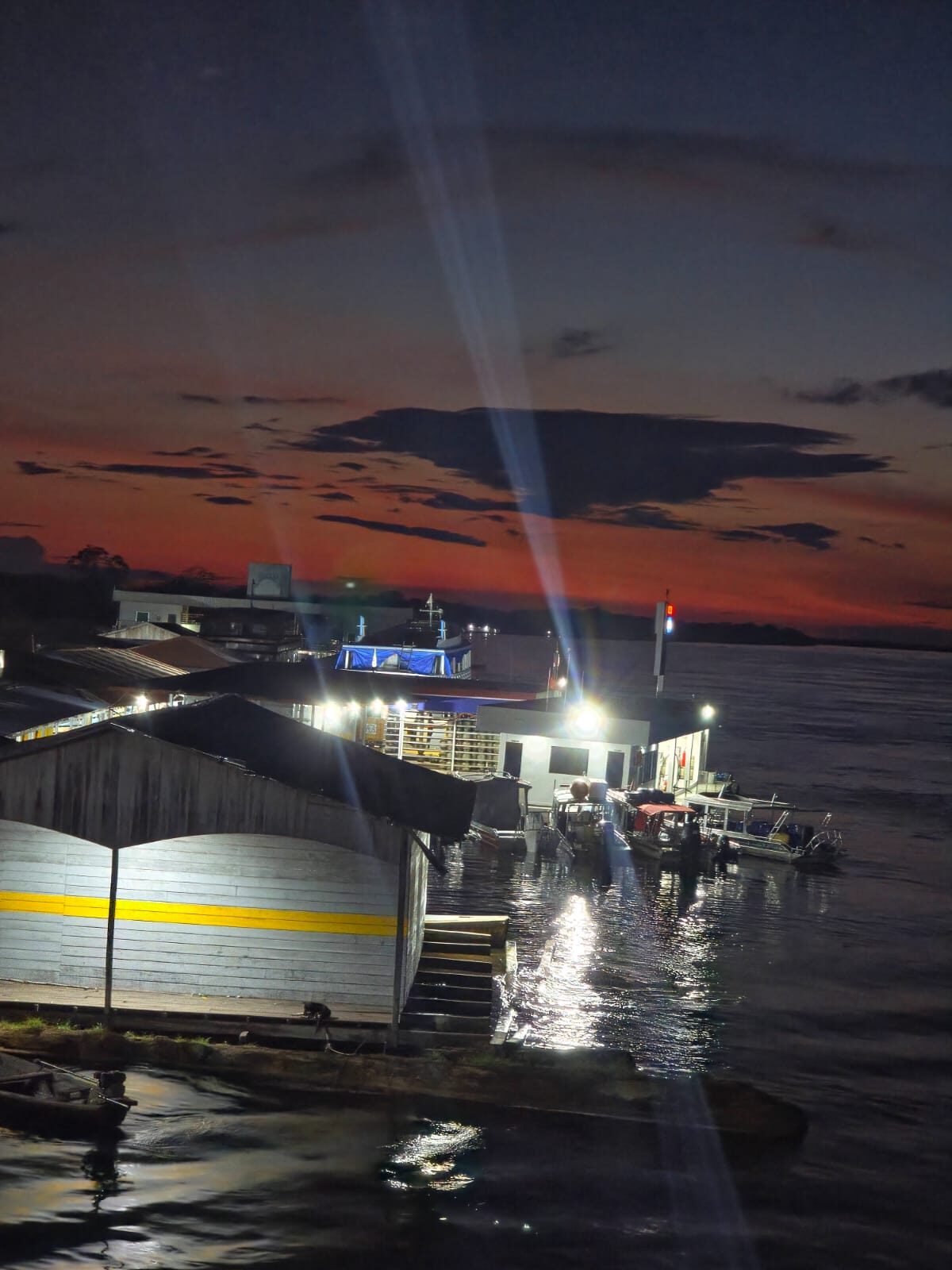 Embarcação Deus de Aliança atracada ao pôr do sol